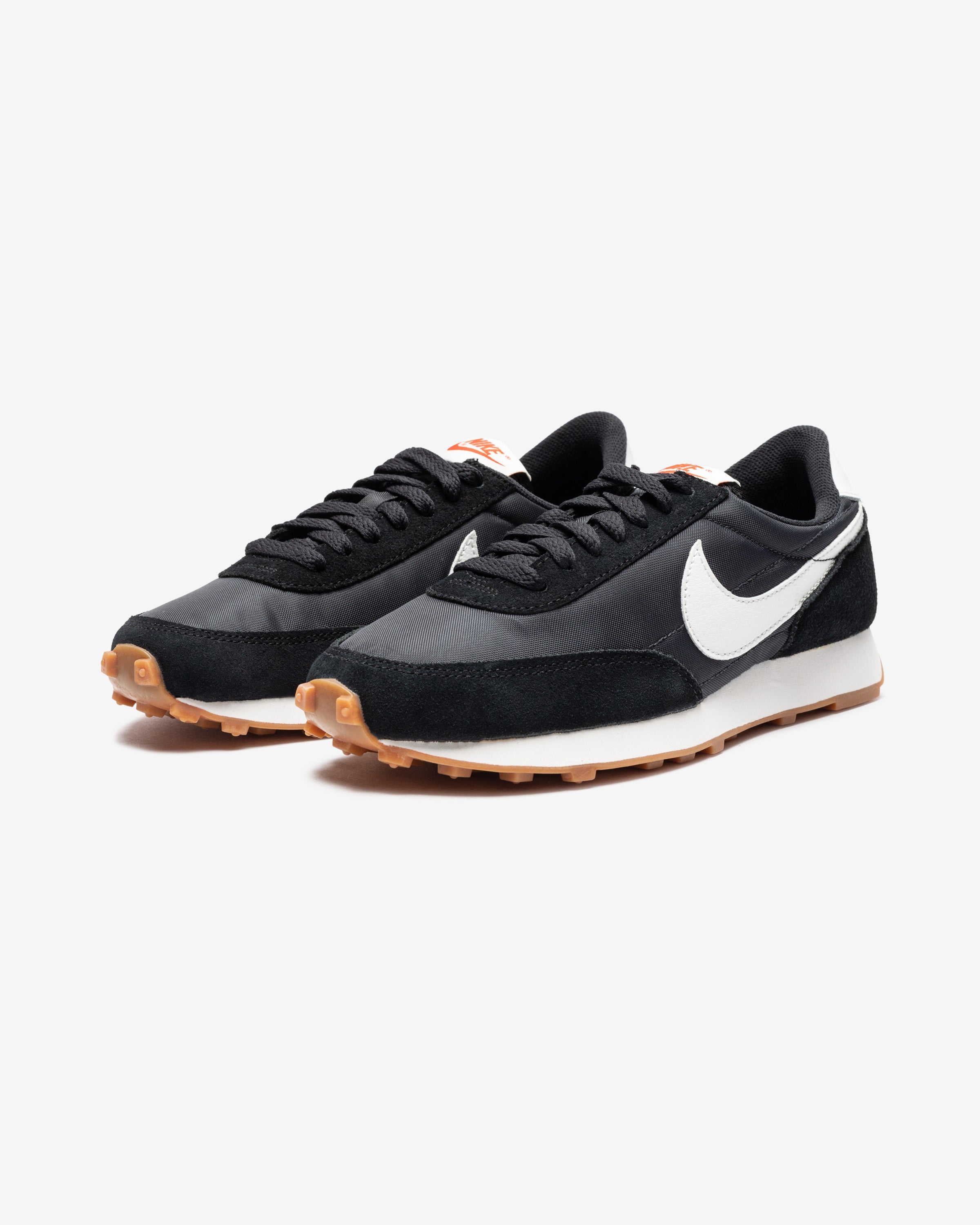 NIKE WOMEN'S DAYBREAK - BLACK/ SUMMITWHITE/ OFFNOIR